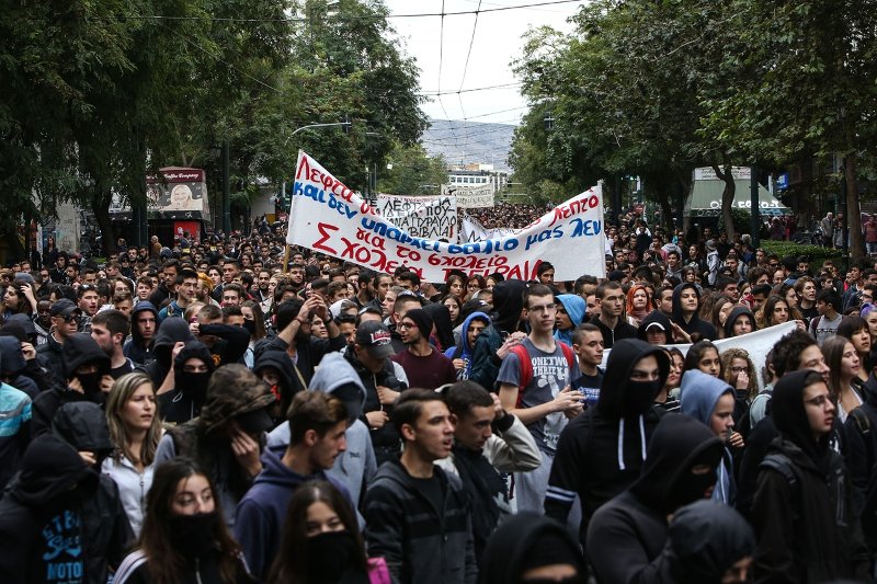 Μολότοφ και χημικά στο κέντρο της Αθήνας, στο πανεκπαιδευτικό συλλαλητήριο | iefimerida.gr 7