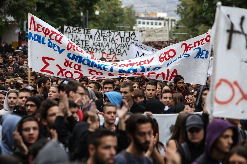 Μολότοφ και χημικά στο κέντρο της Αθήνας, στο πανεκπαιδευτικό συλλαλητήριο | iefimerida.gr 8