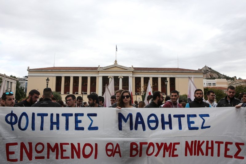 Μολότοφ και χημικά στο κέντρο της Αθήνας, στο πανεκπαιδευτικό συλλαλητήριο | iefimerida.gr 10