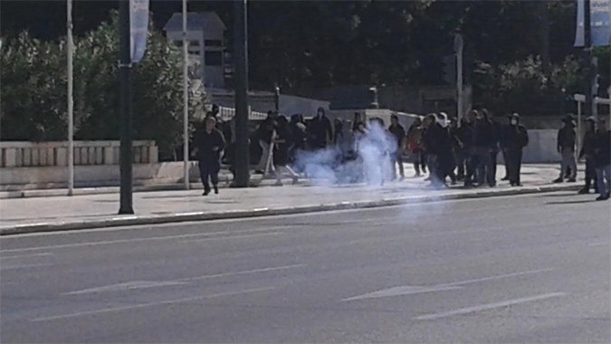 Ενταση στη μαθητική πορεία -Κουκουλοφόροι έσπασαν ΑΤΜ και πέταξαν πέτρες στη Βουλή [εικόνες] | iefimerida.gr 1