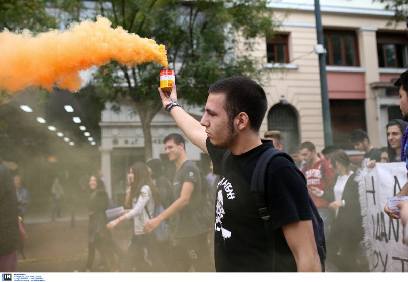  Επεισόδια στο μαθητικό συλλαλητήριο στο κέντρο της Αθήνας -Μολότοφ και χημικά [εικόνες] | iefimerida.gr 2