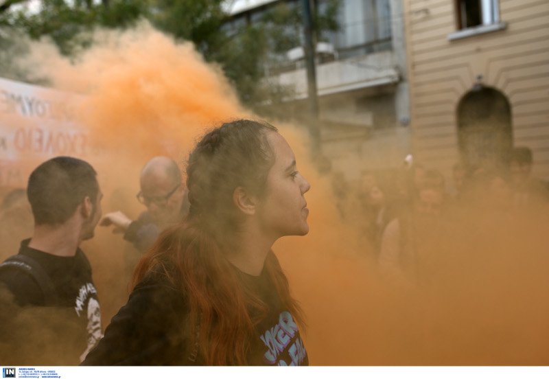  Επεισόδια στο μαθητικό συλλαλητήριο στο κέντρο της Αθήνας -Μολότοφ και χημικά [εικόνες] | iefimerida.gr 3