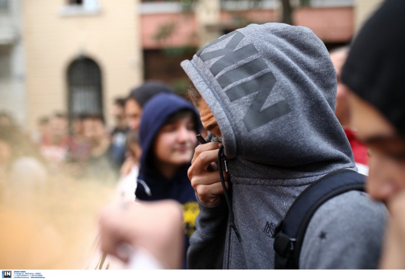  Επεισόδια στο μαθητικό συλλαλητήριο στο κέντρο της Αθήνας -Μολότοφ και χημικά [εικόνες] | iefimerida.gr 4