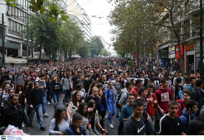  Επεισόδια στο μαθητικό συλλαλητήριο στο κέντρο της Αθήνας -Μολότοφ και χημικά [εικόνες] | iefimerida.gr 6