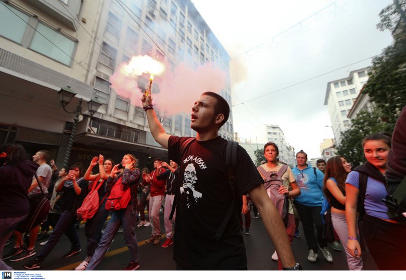  Επεισόδια στο μαθητικό συλλαλητήριο στο κέντρο της Αθήνας -Μολότοφ και χημικά [εικόνες] | iefimerida.gr 8