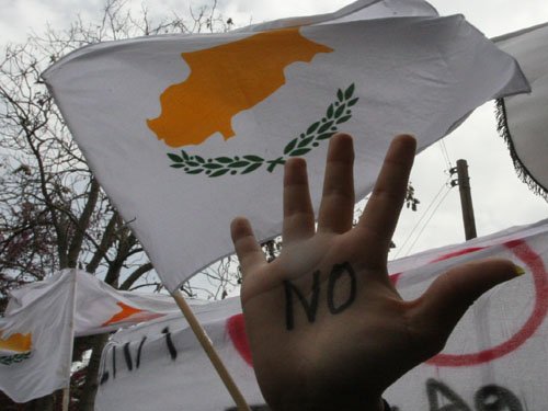 «Τroika go home» φωνάζουν οι μαθητές στην Κύπρο και πλημμυρίζουν τους δρόμους [εικόνες] | iefimerida.gr 2