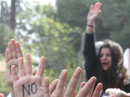«Τroika go home» φωνάζουν οι μαθητές στην Κύπρο και πλημμυρίζουν τους δρόμους [εικόνες] | iefimerida.gr 0
