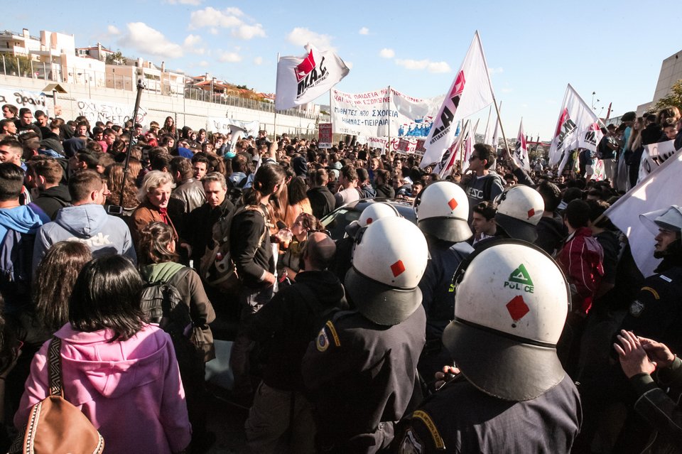 Eνταση στο υπ. Παιδείας: Τα ΜΑΤ πέταξαν χειροβομβίδες κρότου λάμψης σε μαθητές [εικόνες] | iefimerida.gr 1