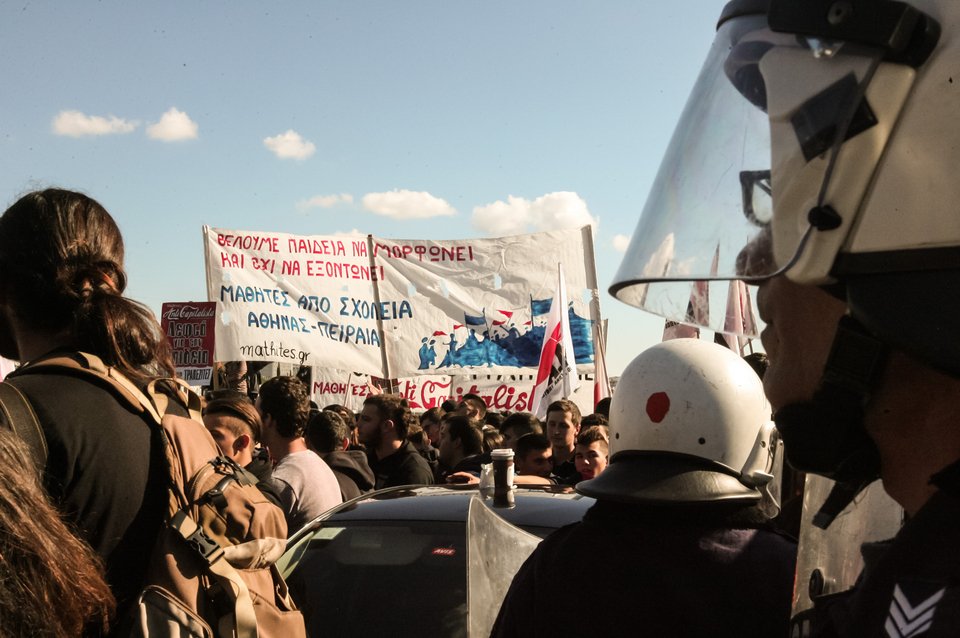 Eνταση στο υπ. Παιδείας: Τα ΜΑΤ πέταξαν χειροβομβίδες κρότου λάμψης σε μαθητές [εικόνες] | iefimerida.gr 2