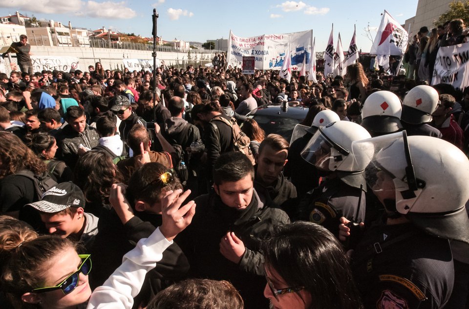 Eνταση στο υπ. Παιδείας: Τα ΜΑΤ πέταξαν χειροβομβίδες κρότου λάμψης σε μαθητές [εικόνες] | iefimerida.gr 3