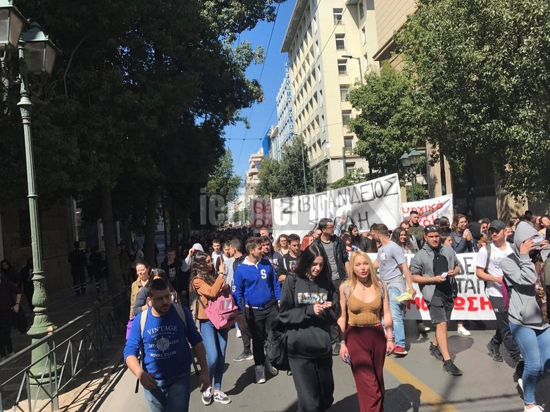 Με κεντρικό σύνθημα «Κάτω τα χέρια σας από τα σχολεία», οι περίπου 2.000 διαδηλωτές κινούνται μέσω της οδού Σταδίου προς το Σύνταγμα