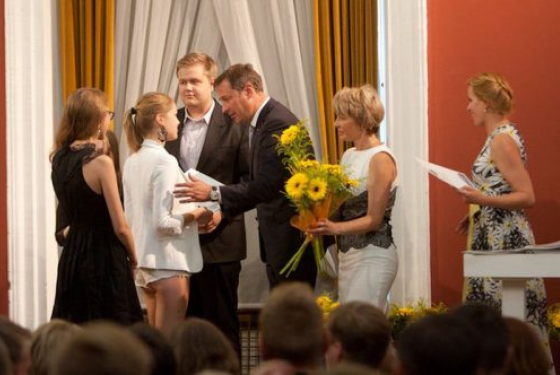 Η καλύτερη και πιο όμορφη μαθήτρια της Λιθουανίας βραβεύτηκε με κοντό, άσπρο σορτσάκι [εικόνες] | iefimerida.gr 1