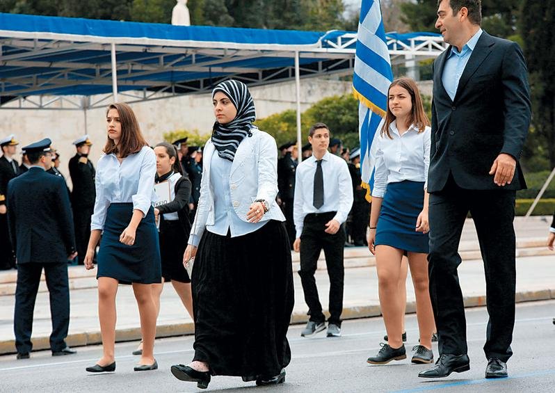 Η μαθήτρια με τη μαντίλα εξηγεί γιατί αποφάσισε να πάει στην παρέλαση [εικόνες] | iefimerida.gr 2