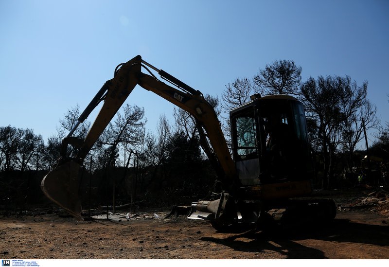 Οι κάτοικοι στο Μάτι προσπαθούν να ξαναζήσουν -Ακόμα μαζεύουν στάχτες και καμένα [εικόνες] | iefimerida.gr 2