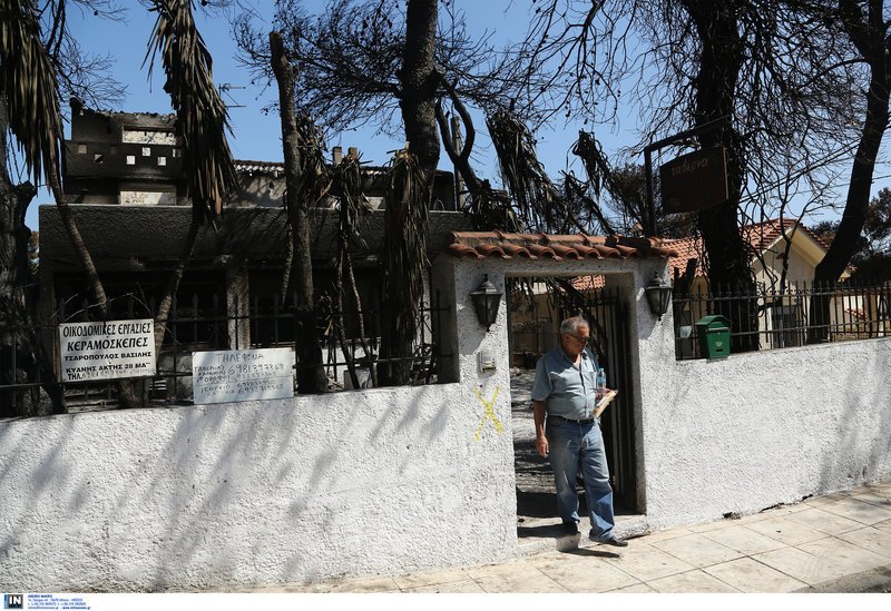 Οι κάτοικοι στο Μάτι προσπαθούν να ξαναζήσουν -Ακόμα μαζεύουν στάχτες και καμένα [εικόνες] | iefimerida.gr 7