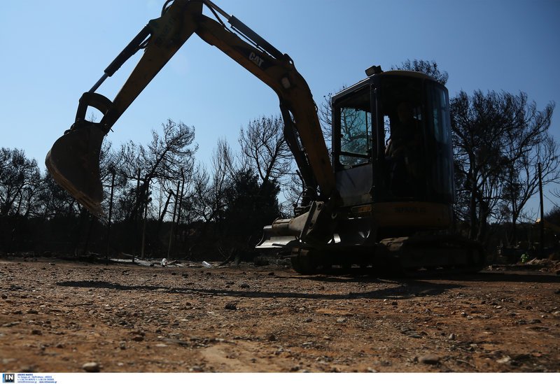 Οι κάτοικοι στο Μάτι προσπαθούν να ξαναζήσουν -Ακόμα μαζεύουν στάχτες και καμένα [εικόνες] | iefimerida.gr 8