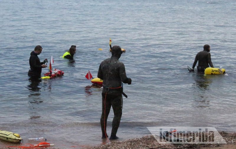 Οι έρευνες συνεχίζονται και στη θάλασσα.