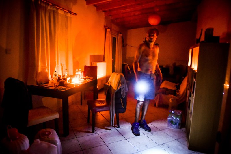 Χωρίς ρεύμα όσοι κάτοικοι στάθηκαν τυχεροί και δεν καταστράφηκε το σπίτι τους