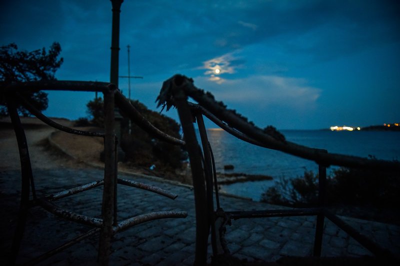 Το Μάτι καταστράφηκε σχεδόν ολοσχερώς καθώς οι φλόγες στο πέρασμά τους έκαψαν τα πάντα.