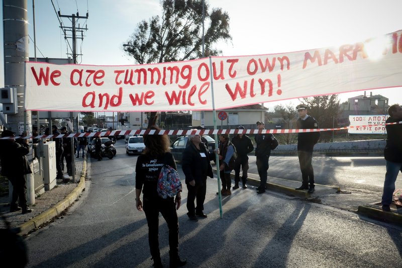 Πανό σήκωσαν οι πυρόπληκτοι, στα ελληνικά και τα αγγλικά