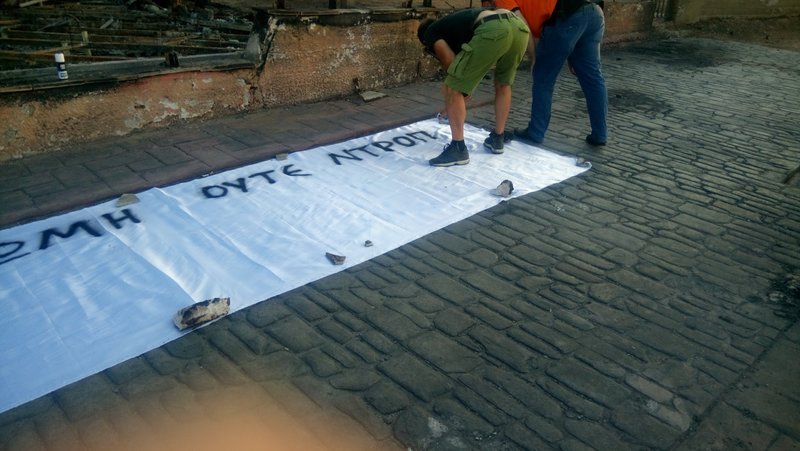 Διαμαρτυρία πολιτών στο Μάτι: «Ούτε συγγνώμη ούτε ντροπή, στις στάχτες φωνάζουν οι νεκροί» [εικόνες] | iefimerida.gr 0