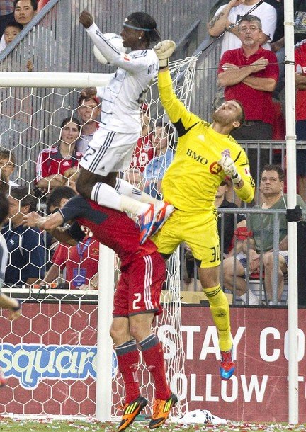 Σκόραρε νικώντας εντυπωσιακά στον αέρα αμυντικό και τερματοφύλακα [βίντεο] | iefimerida.gr 0