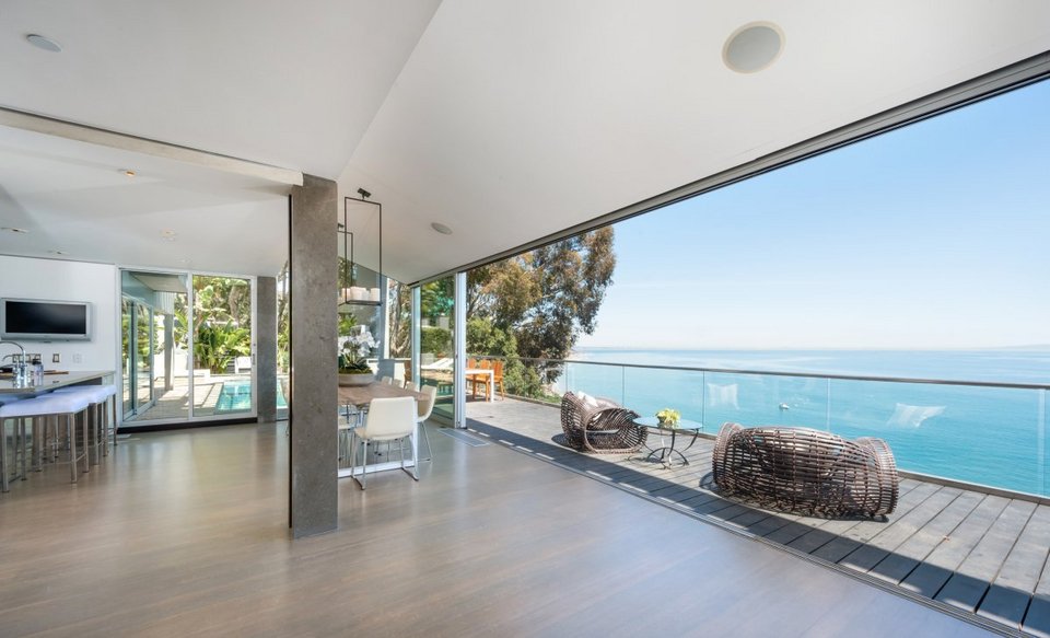 Η βίλα που σου δίνει την αίσθηση ότι επιπλέει στον ωκεανό -Σπίτι πρωταγωνιστή των Friends [εικόνες]  | iefimerida.gr 5