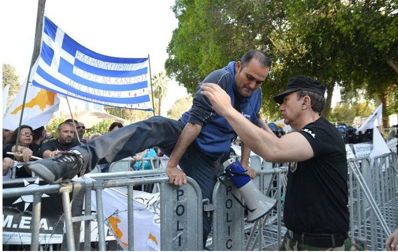 Κύπρος: Συμπλοκές έξω από την Βουλή [εικόνες] | iefimerida.gr 5