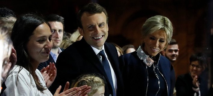 Οταν ο Μακρόν φώναξε στην εξέδρα την Μπριζίτ, τα παιδιά και τα εγγόνια [εικόνες & βίντεο] | iefimerida.gr 3