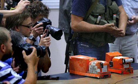 Βρέθηκαν τα μαύρα κουτιά του Boeing -Τα παρέδωσαν φιλορώσοι αυτονομιστές σε αξιωματούχους της Μαλαισίας [εικόνες] | iefimerida.gr 0