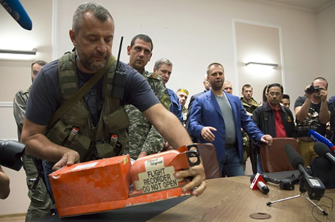 Βρέθηκαν τα μαύρα κουτιά του Boeing -Τα παρέδωσαν φιλορώσοι αυτονομιστές σε αξιωματούχους της Μαλαισίας [εικόνες] | iefimerida.gr 2