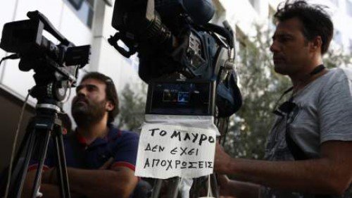 H σιωπηλή διαμαρτυρία των εργαζομένων σε Star και Alpha [εικόνες] | iefimerida.gr 1