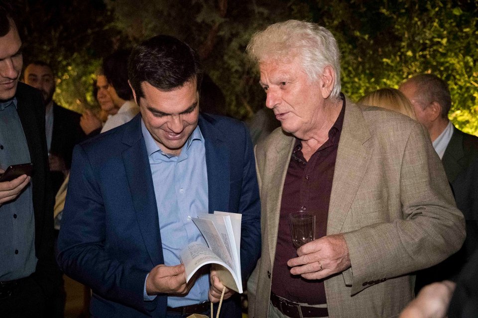 Το ποτό του Τσίπρα στο Μαξίμου μέσα από 34 καρέ -Χαμόγελα, πηγαδάκια, τσιγάρο, ποτό και πιάνο [εικόνες] | iefimerida.gr 0