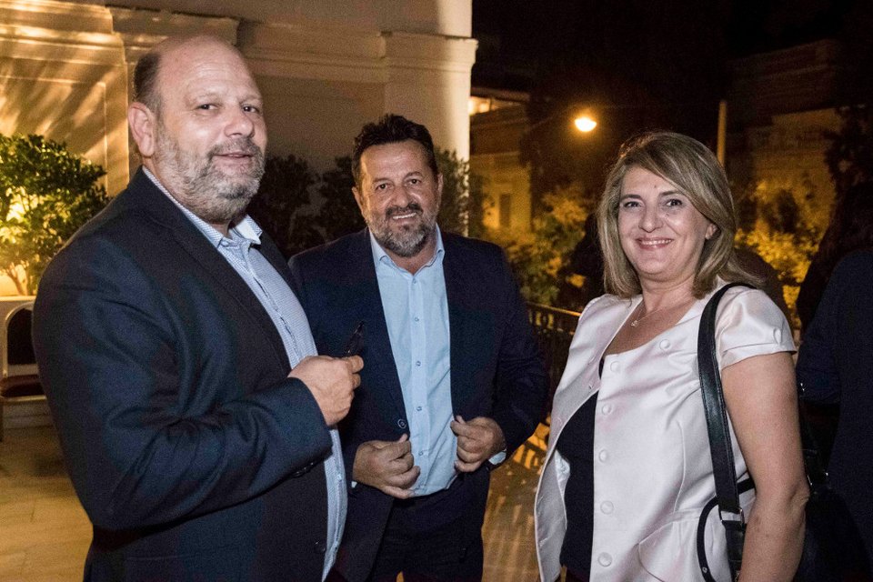 Το ποτό του Τσίπρα στο Μαξίμου μέσα από 34 καρέ -Χαμόγελα, πηγαδάκια, τσιγάρο, ποτό και πιάνο [εικόνες] | iefimerida.gr 9