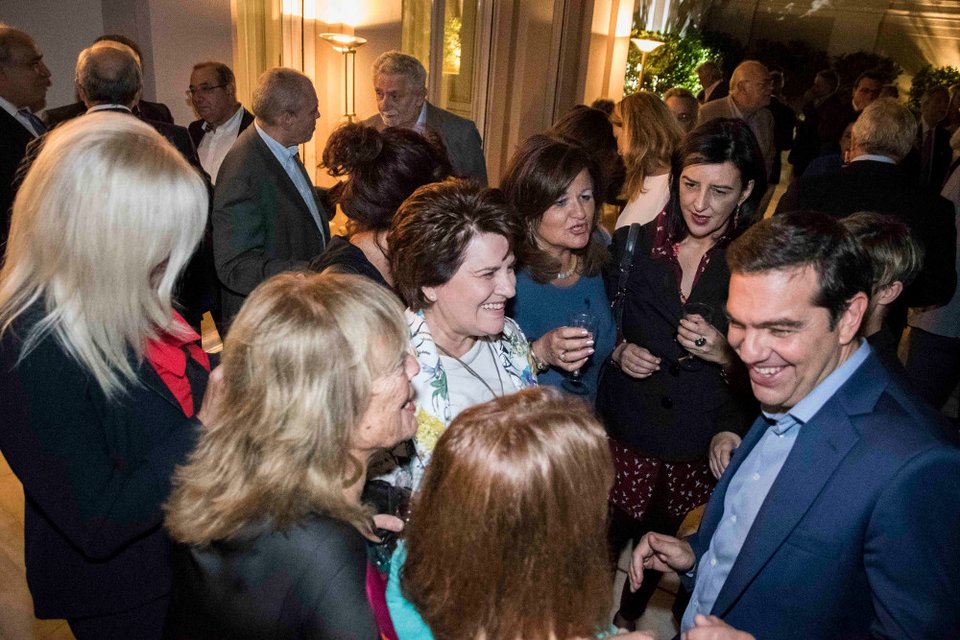 Το ποτό του Τσίπρα στο Μαξίμου μέσα από 34 καρέ -Χαμόγελα, πηγαδάκια, τσιγάρο, ποτό και πιάνο [εικόνες] | iefimerida.gr 10