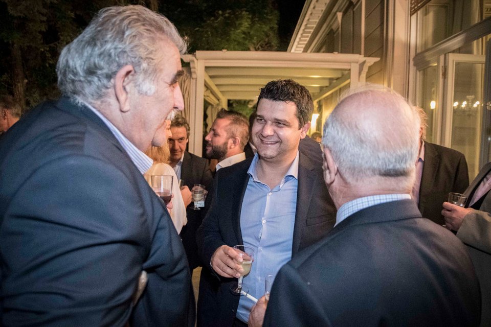 Το ποτό του Τσίπρα στο Μαξίμου μέσα από 34 καρέ -Χαμόγελα, πηγαδάκια, τσιγάρο, ποτό και πιάνο [εικόνες] | iefimerida.gr 11