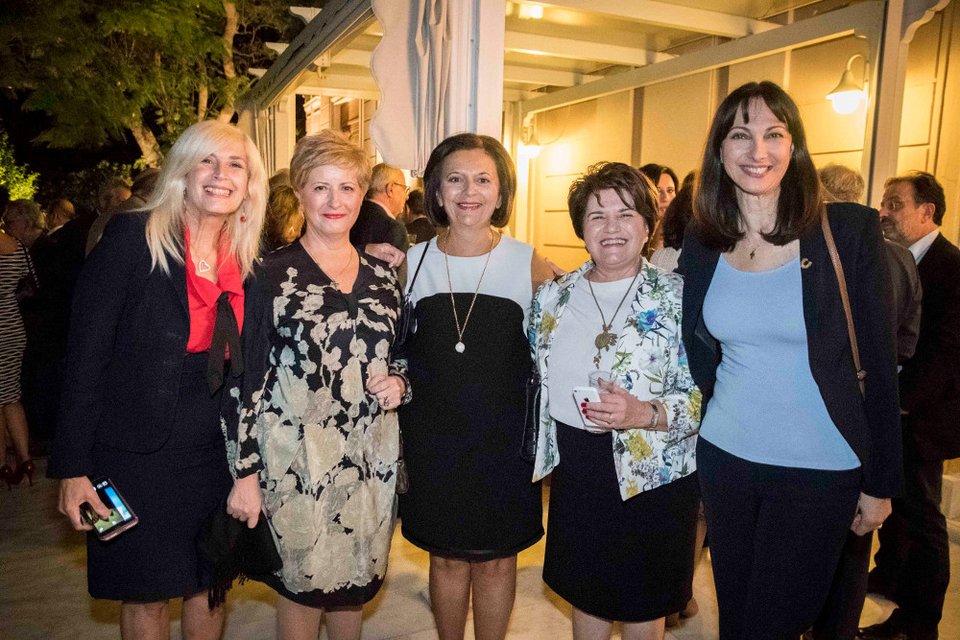 Το ποτό του Τσίπρα στο Μαξίμου μέσα από 34 καρέ -Χαμόγελα, πηγαδάκια, τσιγάρο, ποτό και πιάνο [εικόνες] | iefimerida.gr 13