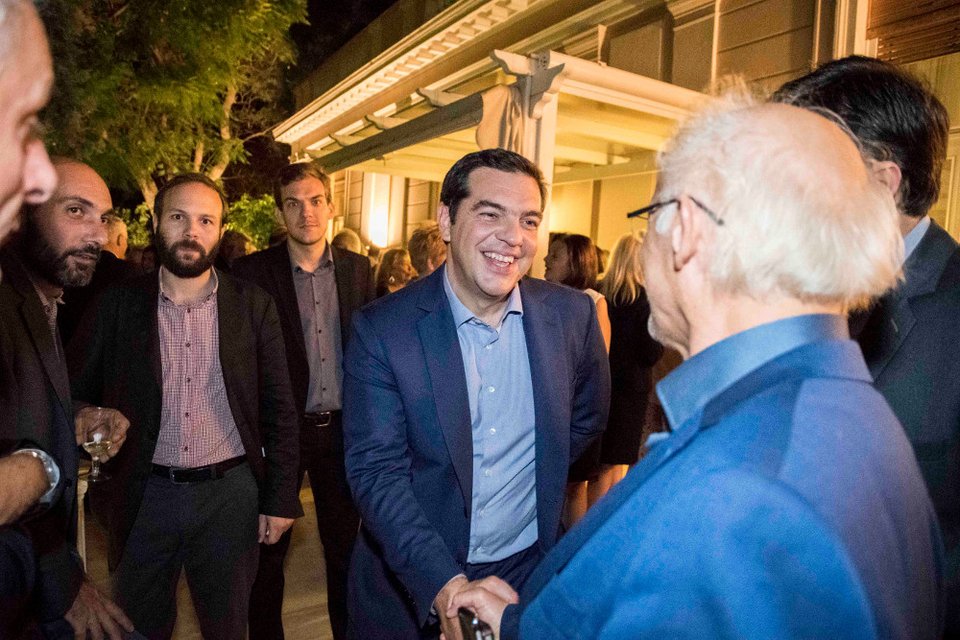 Το ποτό του Τσίπρα στο Μαξίμου μέσα από 34 καρέ -Χαμόγελα, πηγαδάκια, τσιγάρο, ποτό και πιάνο [εικόνες] | iefimerida.gr 14