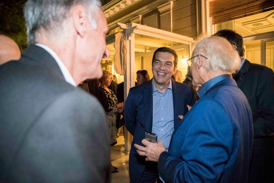 Το ποτό του Τσίπρα στο Μαξίμου μέσα από 34 καρέ -Χαμόγελα, πηγαδάκια, τσιγάρο, ποτό και πιάνο [εικόνες] | iefimerida.gr 15