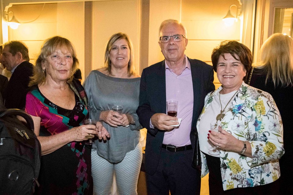 Το ποτό του Τσίπρα στο Μαξίμου μέσα από 34 καρέ -Χαμόγελα, πηγαδάκια, τσιγάρο, ποτό και πιάνο [εικόνες] | iefimerida.gr 16