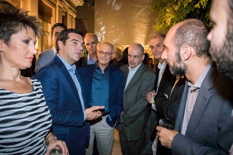 Το ποτό του Τσίπρα στο Μαξίμου μέσα από 34 καρέ -Χαμόγελα, πηγαδάκια, τσιγάρο, ποτό και πιάνο [εικόνες] | iefimerida.gr 17