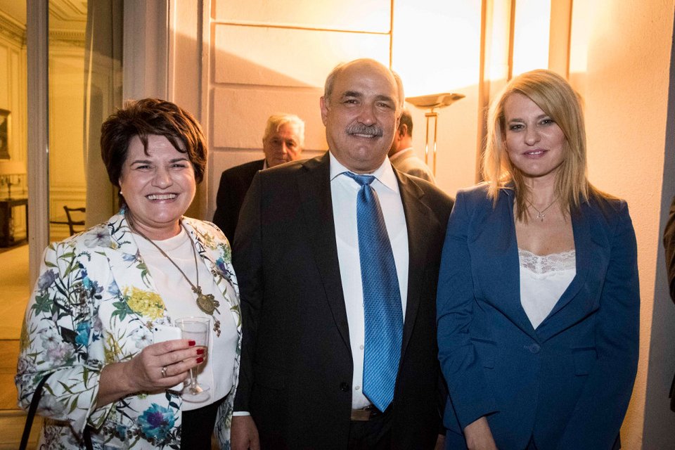 Το ποτό του Τσίπρα στο Μαξίμου μέσα από 34 καρέ -Χαμόγελα, πηγαδάκια, τσιγάρο, ποτό και πιάνο [εικόνες] | iefimerida.gr 19