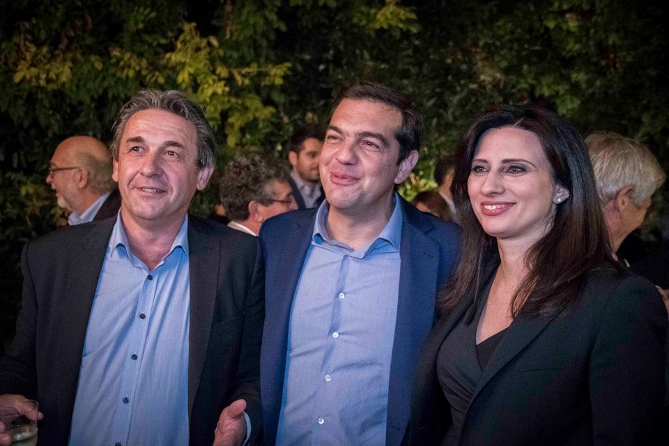 Το ποτό του Τσίπρα στο Μαξίμου μέσα από 34 καρέ -Χαμόγελα, πηγαδάκια, τσιγάρο, ποτό και πιάνο [εικόνες] | iefimerida.gr 21