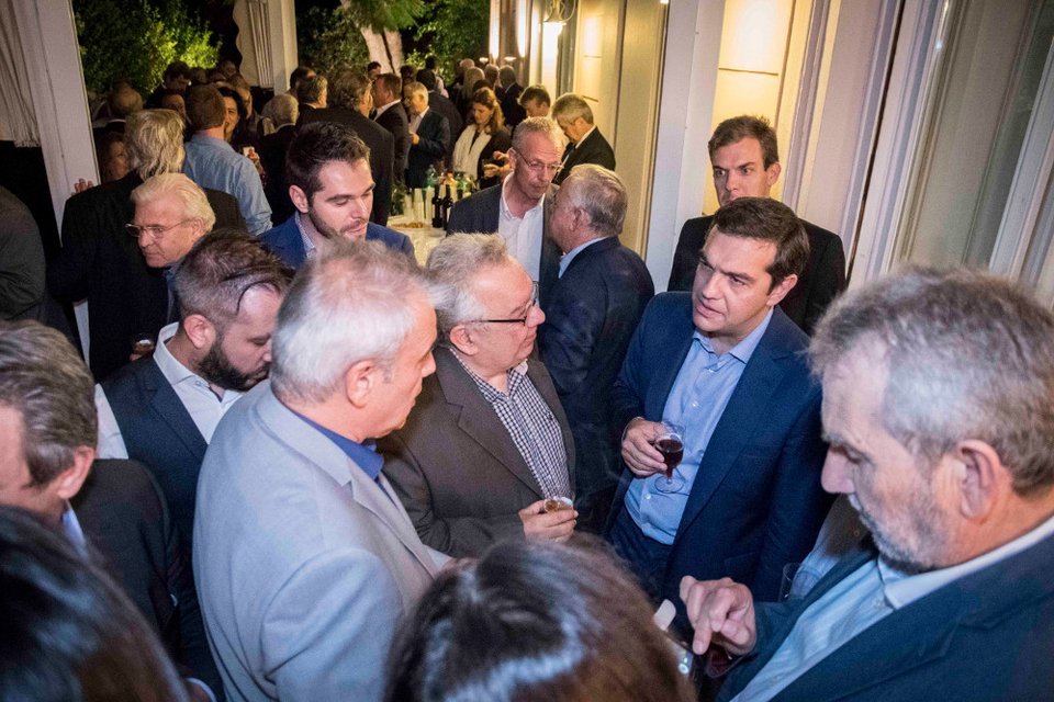 Το ποτό του Τσίπρα στο Μαξίμου μέσα από 34 καρέ -Χαμόγελα, πηγαδάκια, τσιγάρο, ποτό και πιάνο [εικόνες] | iefimerida.gr 22