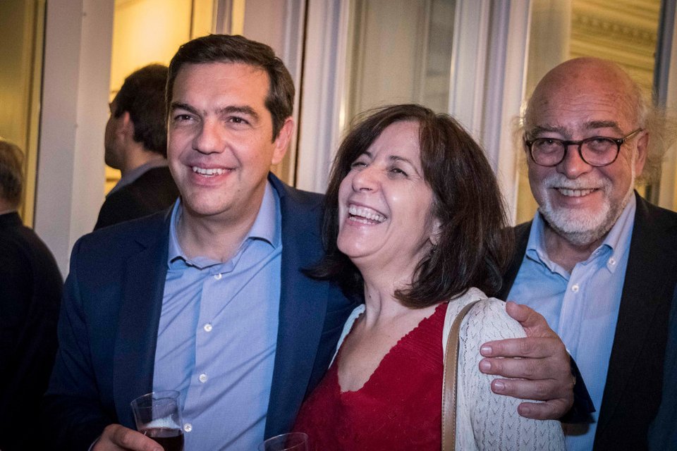 Το ποτό του Τσίπρα στο Μαξίμου μέσα από 34 καρέ -Χαμόγελα, πηγαδάκια, τσιγάρο, ποτό και πιάνο [εικόνες] | iefimerida.gr 23