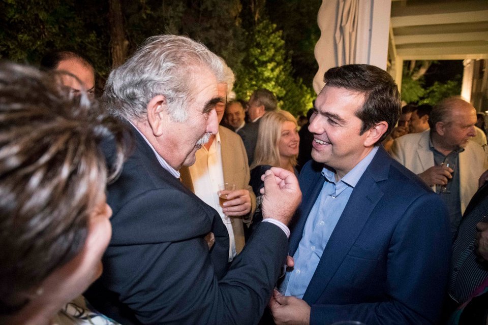 Το ποτό του Τσίπρα στο Μαξίμου μέσα από 34 καρέ -Χαμόγελα, πηγαδάκια, τσιγάρο, ποτό και πιάνο [εικόνες] | iefimerida.gr 24