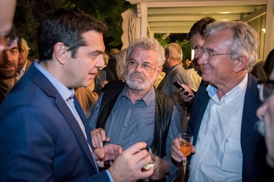 Το ποτό του Τσίπρα στο Μαξίμου μέσα από 34 καρέ -Χαμόγελα, πηγαδάκια, τσιγάρο, ποτό και πιάνο [εικόνες] | iefimerida.gr 25