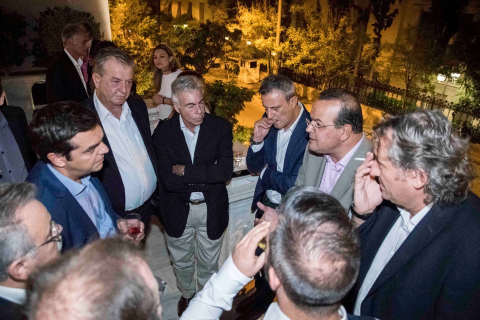 Το ποτό του Τσίπρα στο Μαξίμου μέσα από 34 καρέ -Χαμόγελα, πηγαδάκια, τσιγάρο, ποτό και πιάνο [εικόνες] | iefimerida.gr 26