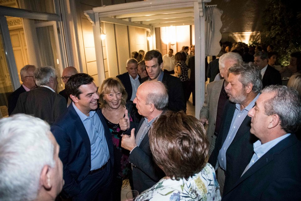 Το ποτό του Τσίπρα στο Μαξίμου μέσα από 34 καρέ -Χαμόγελα, πηγαδάκια, τσιγάρο, ποτό και πιάνο [εικόνες] | iefimerida.gr 2