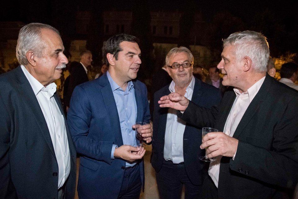 Το ποτό του Τσίπρα στο Μαξίμου μέσα από 34 καρέ -Χαμόγελα, πηγαδάκια, τσιγάρο, ποτό και πιάνο [εικόνες] | iefimerida.gr 27